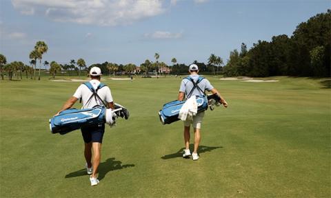 Caminando con bolsas de golf a los hombros